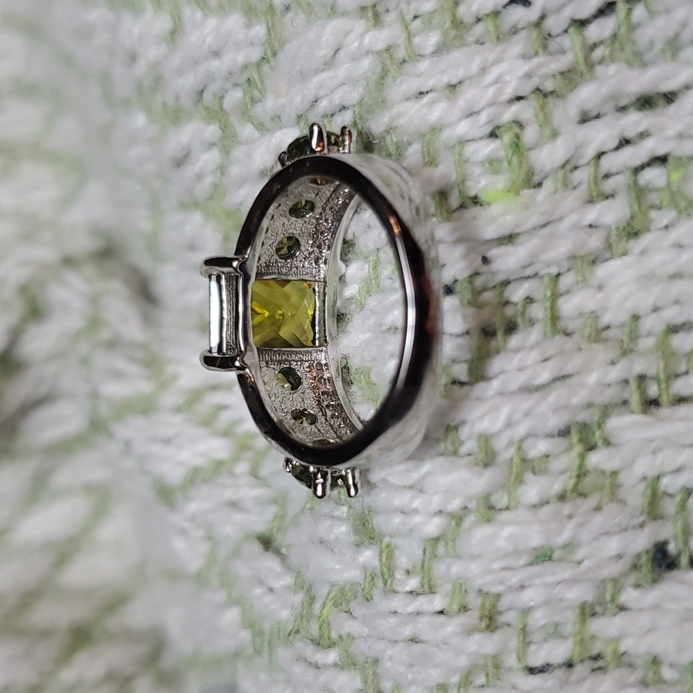 Peridot CZ ring set in 925 sterling silver size 7. - Picture 4 of 6